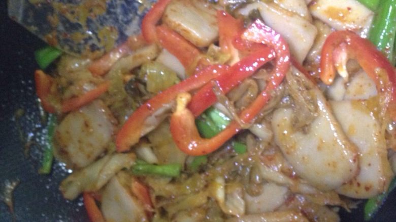 辣白菜炒年糕（简单版）,下青椒丝与红椒丝，混合炒。