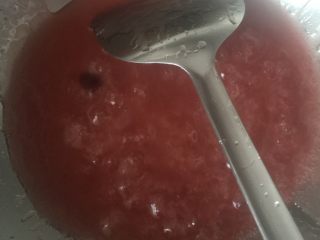糖醋荷包馒头,地瓜粉先用冷水拌匀，下到油锅，加白糖和桑葚醋至沸