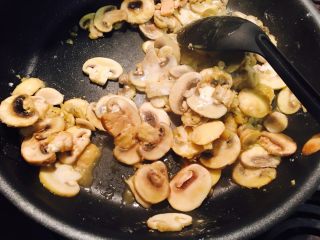 蘑菇芦笋奶香通心粉,国内放黄油至融化，放入蘑菇翻炒。待蘑菇炒软后放入面粉，再翻炒一分钟。