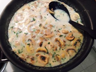 蘑菇芦笋奶香通心粉,倒入牛奶，这时候喜欢欧芹味道的可以撒一点和牛奶一起煮。大中火至牛奶煮开变粘稠。