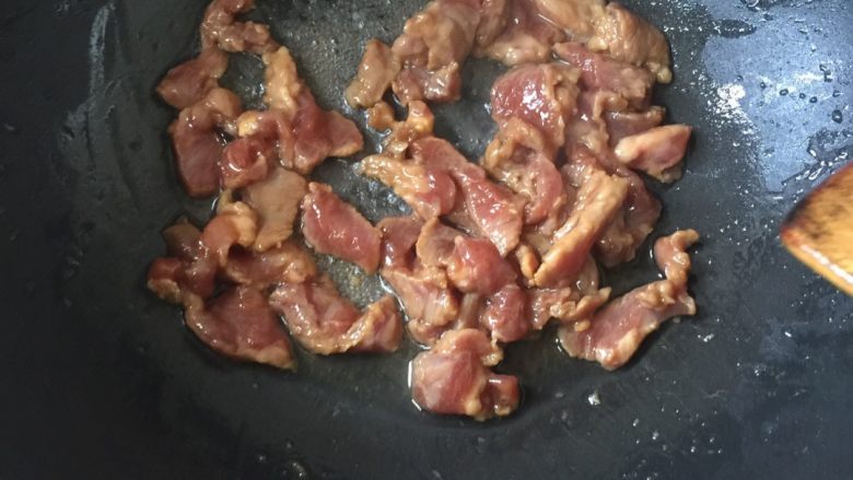 袖珍菇炒肉,中火下油炒肉
