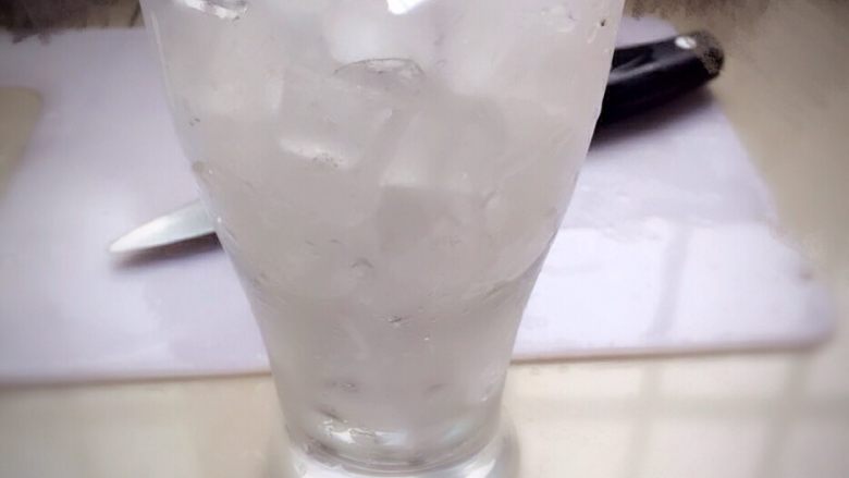 夏日冰爽蔬果汁,第三步：取一杯提前备好的小冰块，半杯凉矿泉水或白开水。
