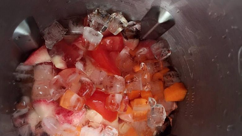 夏日冰爽蔬果汁,第四步：切好的水果倒进果汁机再倒入冰块和水，待打好。
