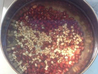 红豆汤,洗净薏米和红豆，一起熬煮。提示：大火烧开转小火熬煮。