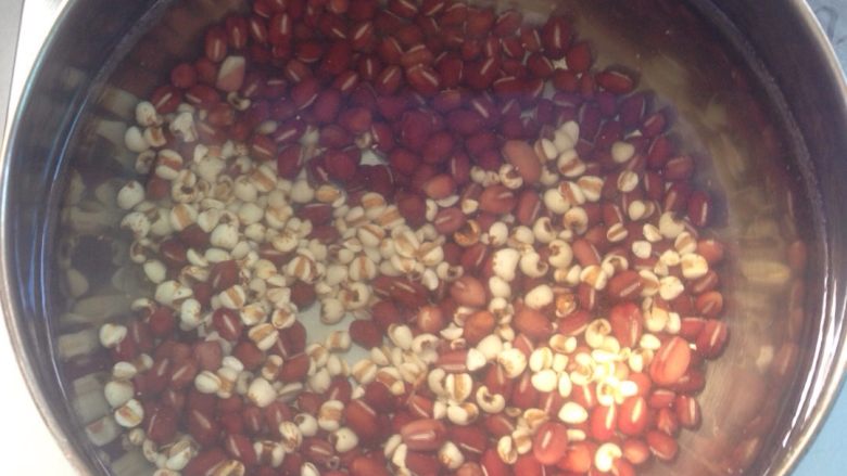 红豆汤,洗净<a style='color:red;display:inline-block;' href='/shicai/ 494'>薏米</a>和红豆，一起熬煮。提示：大火烧开转小火熬煮。