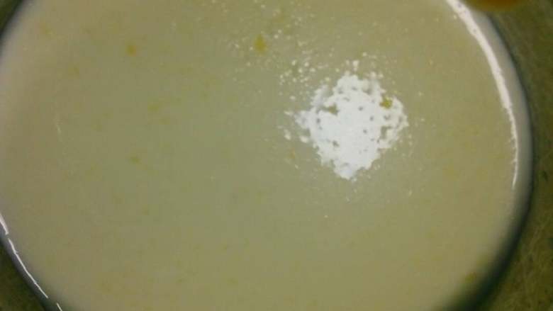 #木瓜牛奶冻#作业,吉利丁片隔水融化，再加入牛奶里拌匀，放凉。