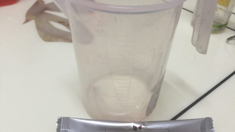 杨梅陈酿酵素,激活菌粉，在量杯中加入100ml的温开水(40度左右)，倒入菌粉溶解待用