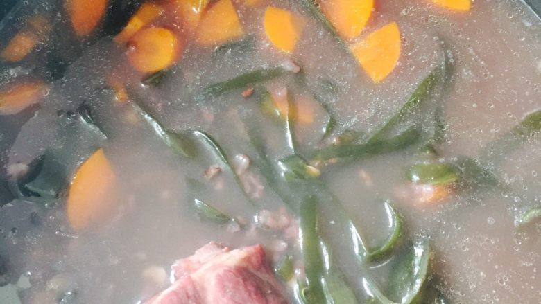 排骨蔬菜粥,电压力锅锅里加水米排骨胡萝卜进行炖煮
