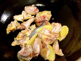 台湾麻油鸡,下鸡肉，煎至金黄色