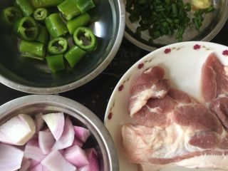 青椒回锅肉,准备食材，五花肉一片，姜2片，葱花，洋葱和青椒切块