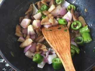 青椒回锅肉,再倒入青椒洋葱一直炒，干的话加点水焖熟即可