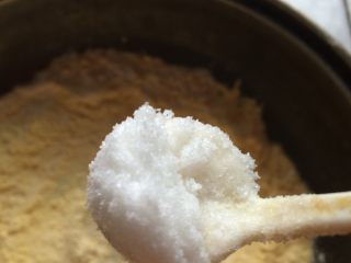 玉米粉煎饼,玉米粉300克加入一小勺盐