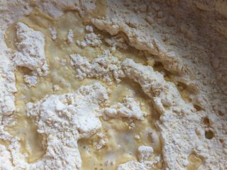 玉米粉煎饼,加100克糯米粉，拌匀后，倒入适量的温开水