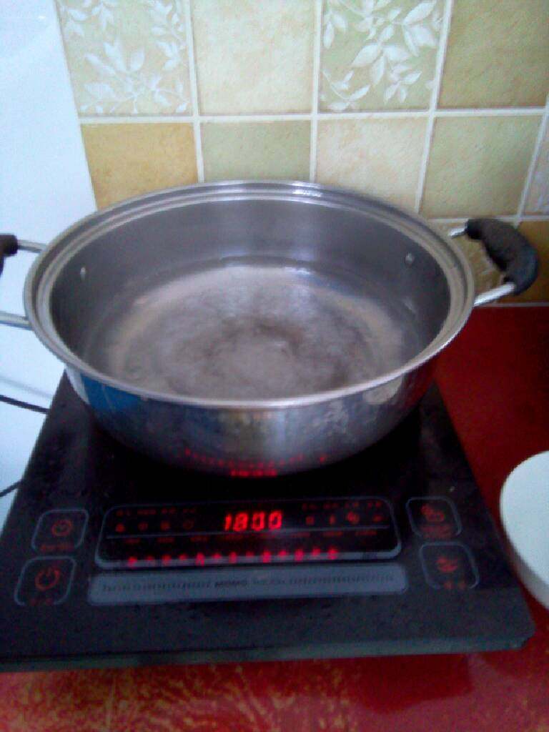 煮馄饨。,把纯净水烧开。