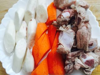 排骨时蔬汤,排骨焯水捞起沥干水分，铁棍山药和胡萝卜洗净去皮滚刀切