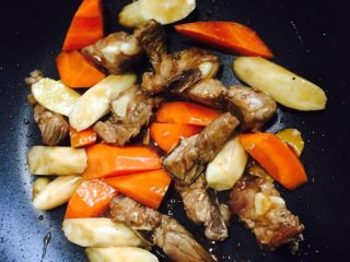 排骨时蔬汤,把铁棍山药和胡萝卜倒入锅内和排骨一起翻炒