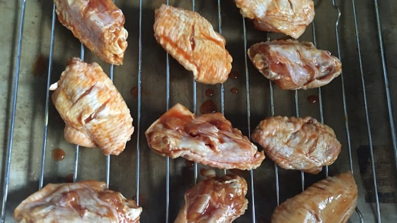 奥夫良烤翅,拿出放在烤架上，烤箱上下220度预热好。