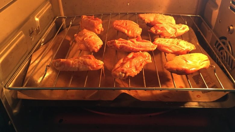 奥夫良烤翅,把烤架放中层烤20分钟左右。