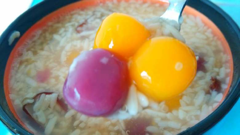 彩色小汤圆,煮至变色即可，熟了会浮在水面上，这时可以直接盛出来吃了，不需要再加糖了