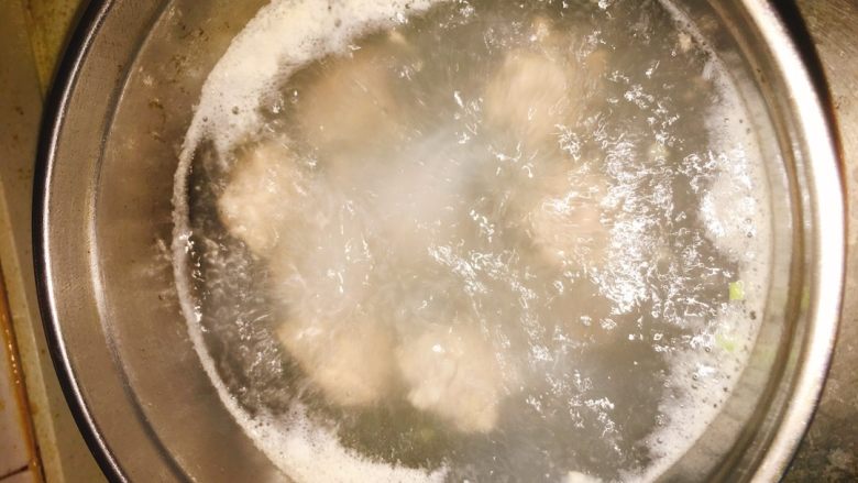 肉丸鲜汤面,搓一盘，水开之后下去煮，煮到丸子飘起