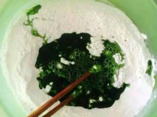 绝美百财饺子,面粉用一半倒入菠菜汁，和成绿色面团