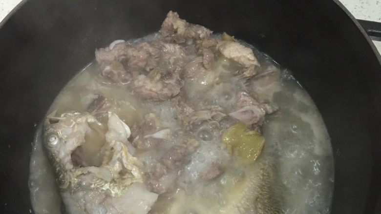 黄鱼排骨汤,加入热水，浸过鱼和排骨。煮上30分钟即可。
