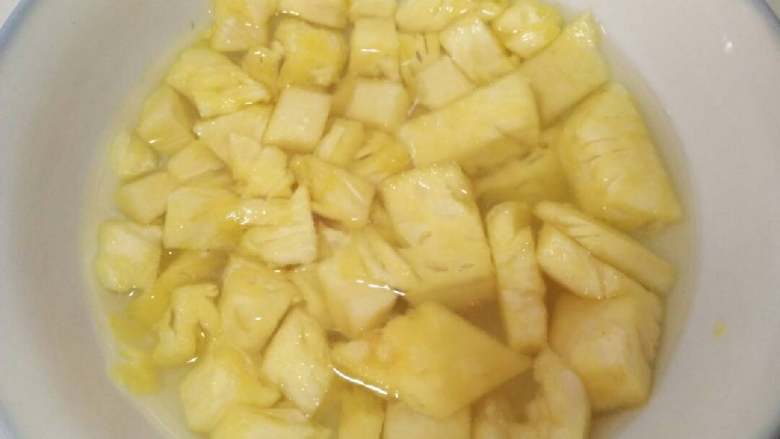 菠萝饭,在盐水里泡一会儿 这个时候的菠萝好酸啊 掏果肉的时候就在一直倒牙