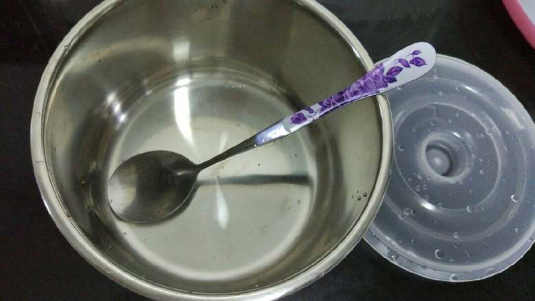 自制原味酸奶,先把容器消毒晾干，开水冲烫也可以，就是避免酸奶制作过程中混入杂菌。