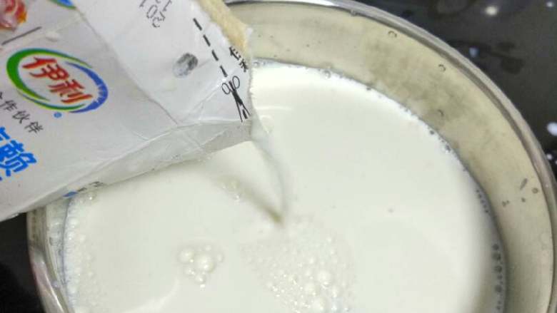 自制原味酸奶,再倒入其余的两盒纯牛奶500ml。继续搅拌均匀记住一定要搅拌一定要搅拌均匀。
