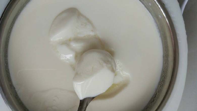 自制原味酸奶,完成后的原味酸奶，表面平滑光洁~