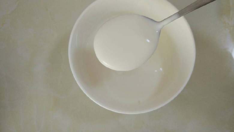 自制原味酸奶,用勺子挖起来，丝滑诱惑有没有？加蜂蜜加枫糖浆，加果酱都由你~还可以做水浴酸奶蛋糕，做面包，做酸奶蛋糕也可以