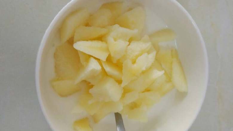 自制原味酸奶,放点儿苹果在酸奶里一起吃味道很不错。