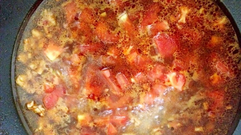 豆花牛肉,加入西红柿丁，一碗热水，小火煮至西红柿软烂