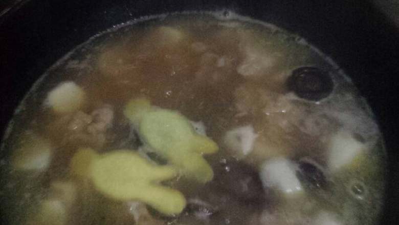 山药香菇滑肉汤,将滑肉和老姜放入冷水中直接开大火煮沸。（冷水煮会使肉里面的香味直接融入汤里）