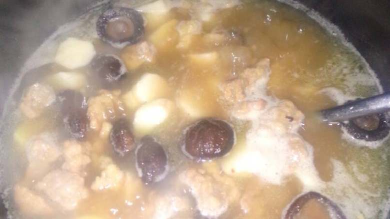山药香菇滑肉汤,待炖至快熟的时候加入适量的小葱盖盖子闷两分钟，就可以出锅了。