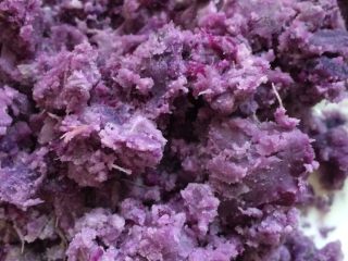 紫薯汤圆,把紫薯煮熟