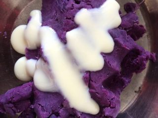 紫薯汤圆,放入保鲜里用面棒压成泥状，加入练奶，拌匀
