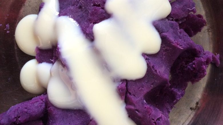 紫薯汤圆,放入保鲜里用面棒压成泥状，加入练奶，拌匀