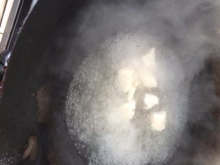 紫薯汤圆,搓两个小的面粉团入锅内煮熟