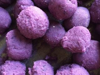 紫薯汤圆,把紫薯搓成一个个小球，做汤圆馅