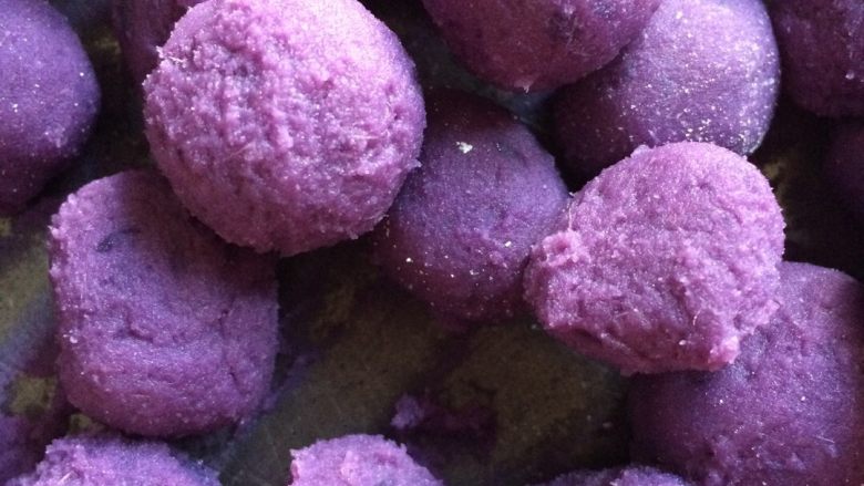 紫薯汤圆,把紫薯搓成一个个小球，做汤圆馅
