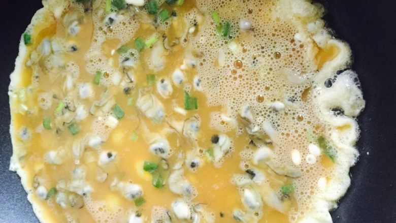 牡蛎煎蛋#人民的美食#,锅中油8成热时将牡蛎蛋液倒入锅中，摊平煎制