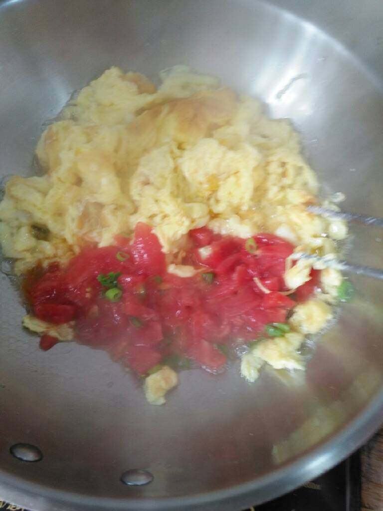 西红柿炒鸡蛋,用筷子轻轻把熟的蛋播到一边，鸡蛋都熟了，把切好的柿子和葱花倒里，翻炒