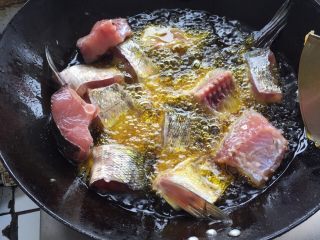 紫苏蒸鱼,把腌好的鱼肉洗干净 锅底放较多的油进行炸鱼过程
