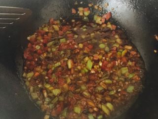 美味烤茄子,锅内放少许油，炒熟蒜末，锅内下泡椒青椒炒香后加入腊肠。调味汁下入锅中小火煮至粘稠。