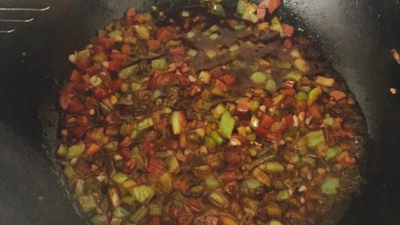 美味烤茄子,锅内放少许油，炒熟蒜末，锅内下泡椒青椒炒香后加入腊肠。调味汁下入锅中小火煮至粘稠。