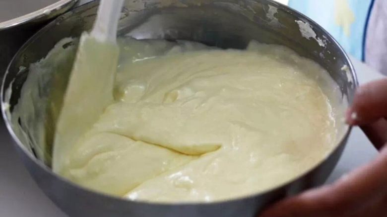提拉米苏,将上迖马斯卡彭，蛋黄糊和打好的鲜奶油搅拌均匀，备用。