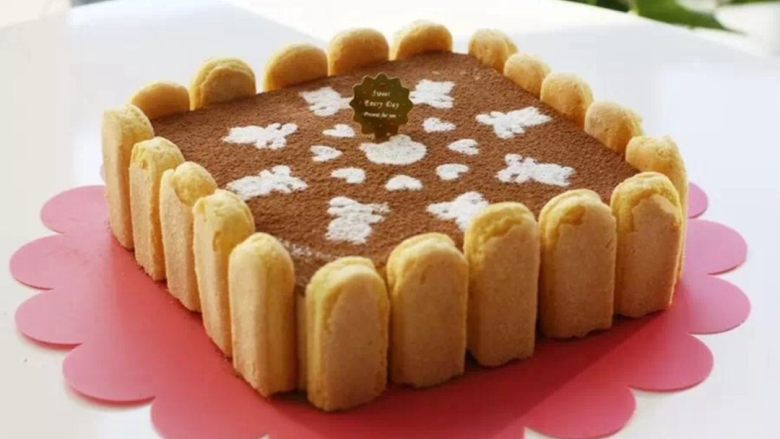提拉米苏,在蛋糕表面用白色糖粉筛出自己喜爱的图案既可。