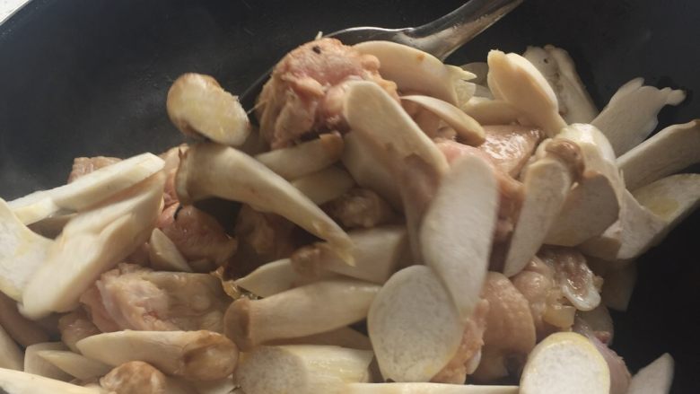鸡块红烧土豆鸡腿菇,放入鸡腿菇炒1分钟