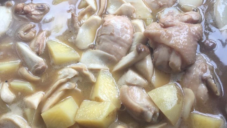 鸡块红烧土豆鸡腿菇,加入水，小火慢炖直至鸡肉熟嫩